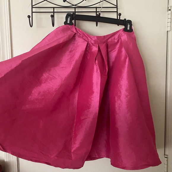 Bright pink skirt - Picture 3 of 5